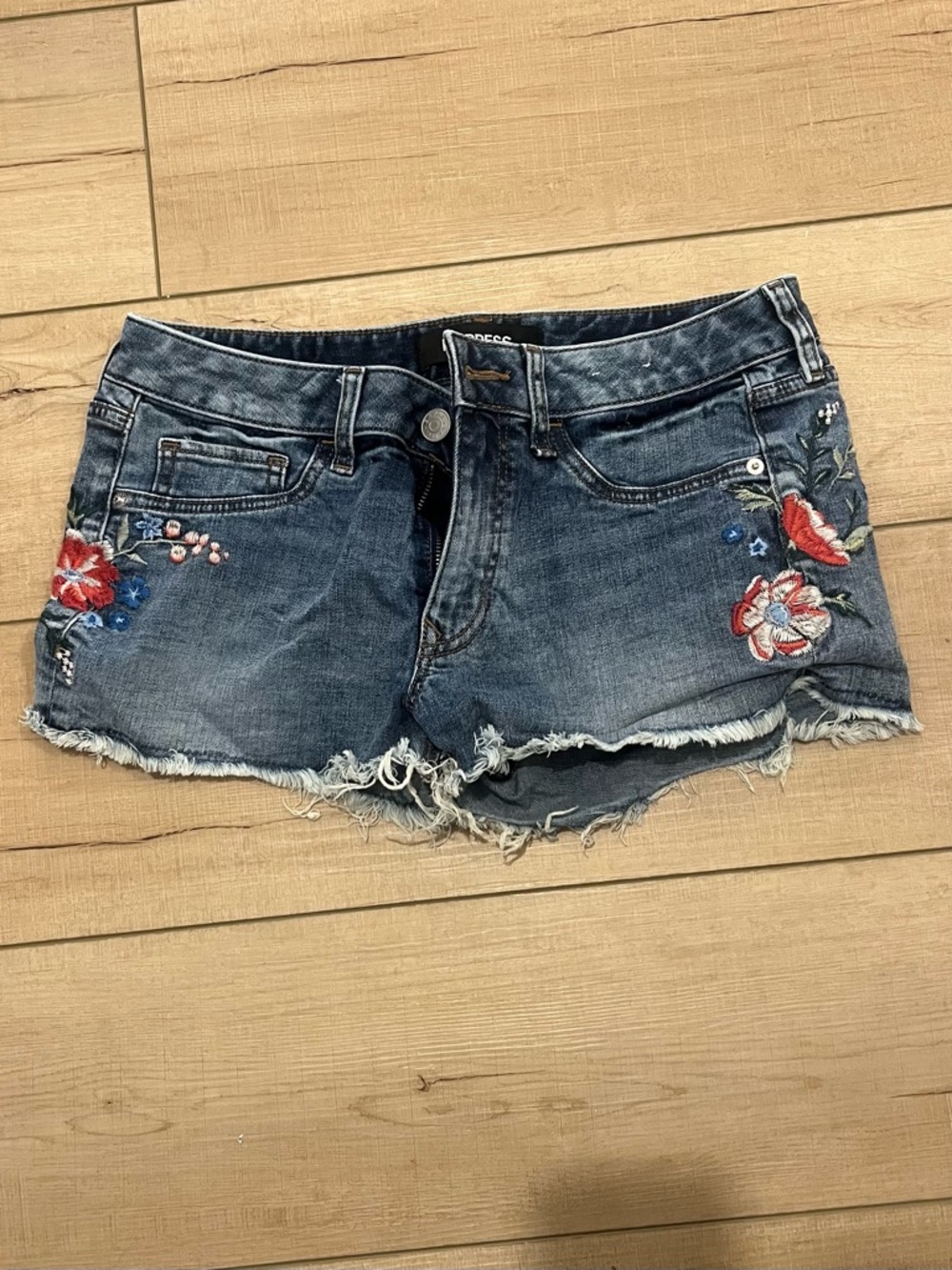 Express “Shortie” Relaxed Low Rise Embroidered. Size 4